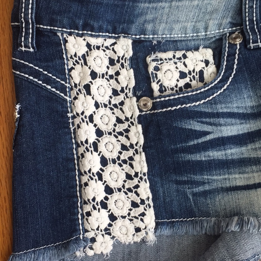 Almost Famous Jean shorts - Picture 4 of 6